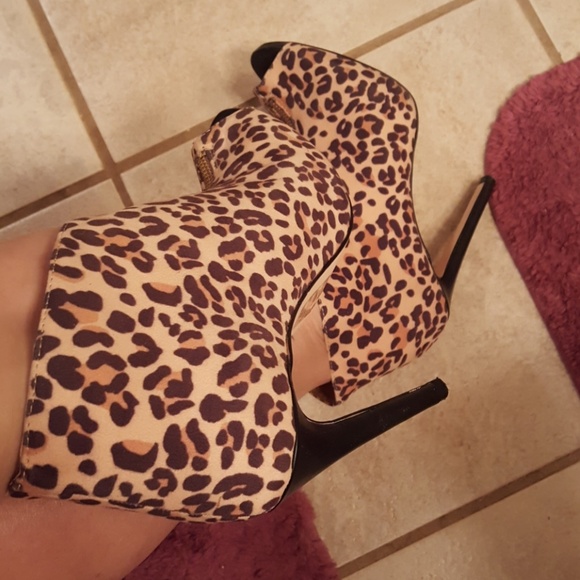 Ladies Leopard print stilettos - Picture 2 of 8
